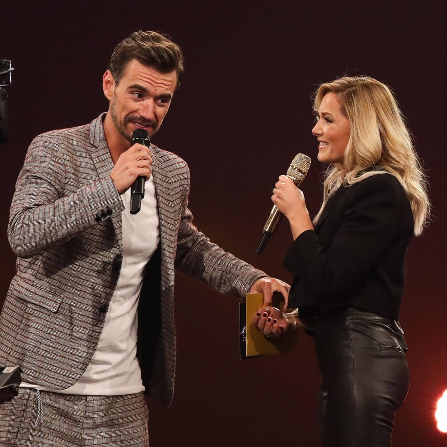 Saengerin Helene Fischer GER ueberrascht Moderator Florian Silbereisen in der Show - ARD Liveshow Schlagerbooom 2019 aus der Westfalenhalle in Dortmund - Fotografiert am 02.11.2019 *** Singer Helene F ...