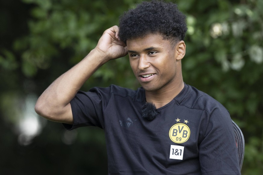 Karim Adeyemi will den Dortmund Fans nach einem erzielten Tor eine echte Show bieten. 