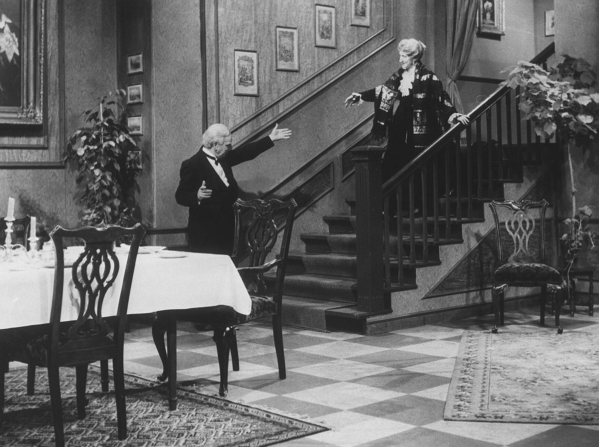 May Warden und Freddie Frinton in Dinner for One 12/85 teu Dinner for One Der 90. Geburtstag Silvester-Sketch Sylvester Schauspieler Schauspiel TV Fernsehen Zimmer Wohnzimmer Esszimmer Raum Dinner Ess ...