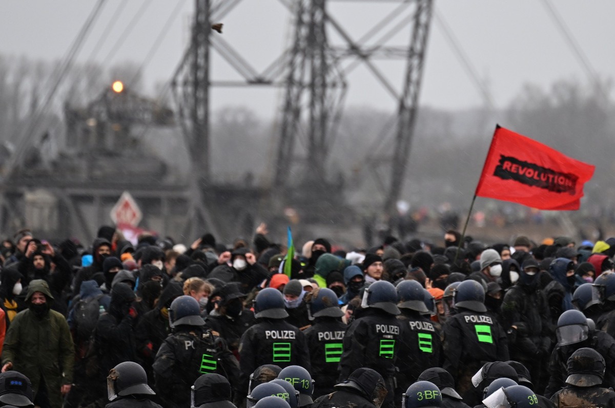 ARCHIV - 14.01.2023, Nordrhein-Westfalen, Erkelenz: Demonstranten stehen der Polizei in Lützerath gegenüber. Der Energiekonzern RWE will die unter Lützerath liegende Kohle abbaggern - dafür soll der W ...