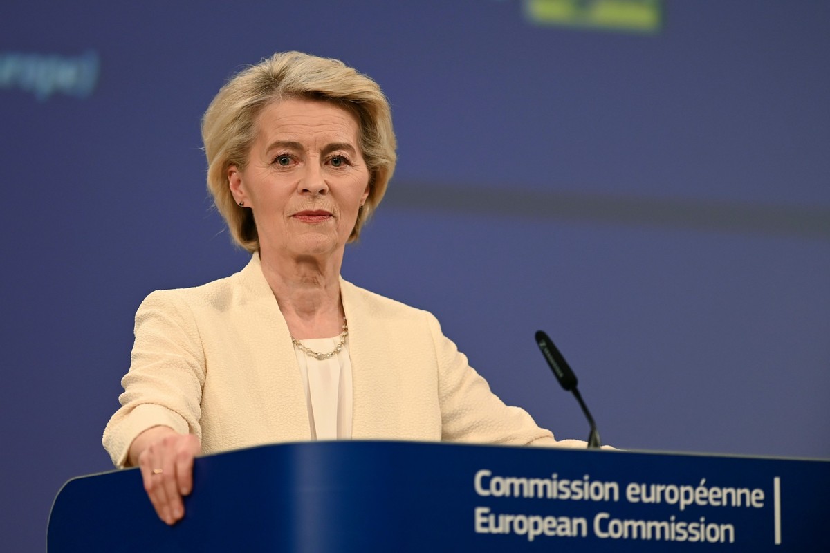 ARCHIV - 16.07.2025, Belgien, Brüssel: Ursula von der Leyen, EU-Kommissionspräsidentin, spricht bei einer Pressekonferenz. Ein Flugzeug mit EU-Kommissionspräsidentin Ursula von der Leyen an Bord ist i ...