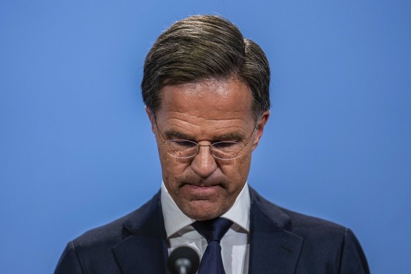 THE HAGUE - Prime Minister Mark Rutte speaks to the press, after an extra cabinet meeting due to the fall of the Rutte IV cabinet. ANP PHIL NIJHUIS netherlands out - belgium out PUBLICATIONxINxGERxSUI ...