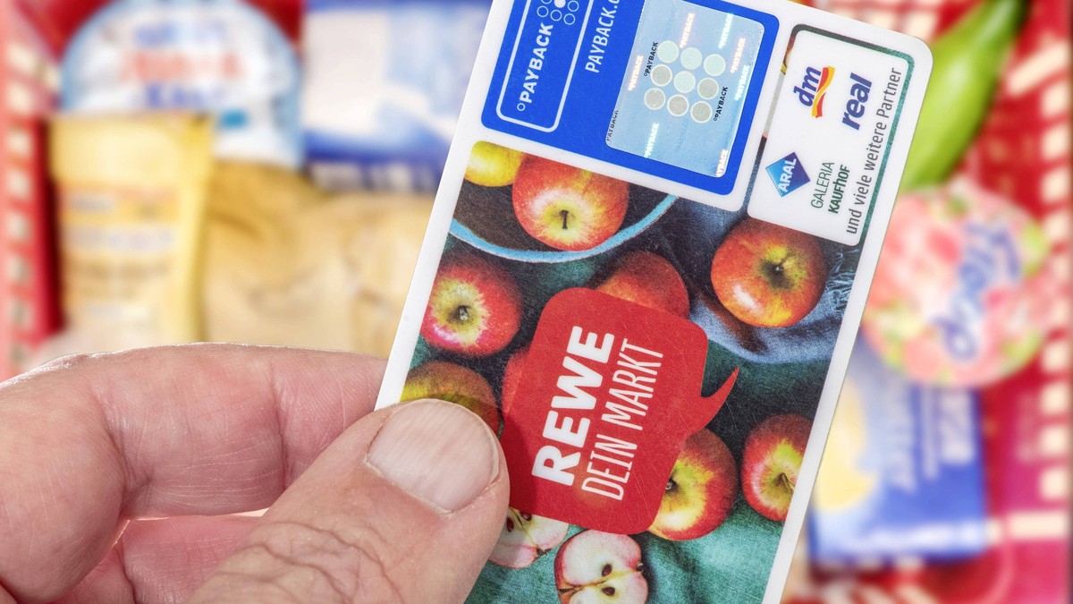 PAYBACK-Karte bei REWE, Rewe beendet trennt sich Ende 2024 von Payback, Müncen, Januar 2023 Deutschland, München, 24. Januar 2022, PAYBACK Karte mit REWE Werbung, Lebensmittel aus dem Rewe Supermarkt, ...