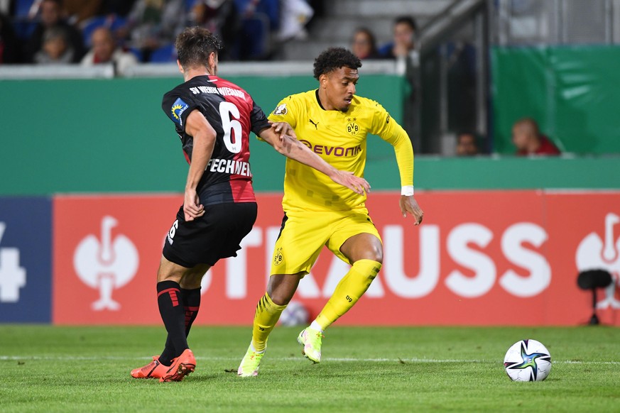 Fußball DFB-Pokal 1. Runde SV Wehen Wiesbaden - Borussia Dortmund am 07.08.2021 in der BRITA-Arena in Wiesbaden Gino Fechner ( Wiesbaden ), links - Donyell Malen ( Dortmund ), rechts DFB regulations p ...