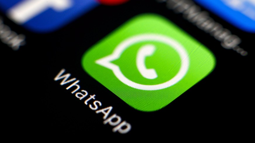 ARCHIV - 07.04.2016, Taiwan, Taipeh: Das Icon des Messengerdienstes WhatsApp und der Online-Plattform Facebook sind auf einem Smartphone zu sehen. (zu dpa «WhatsApp schiebt Einführung der neuen Datens ...