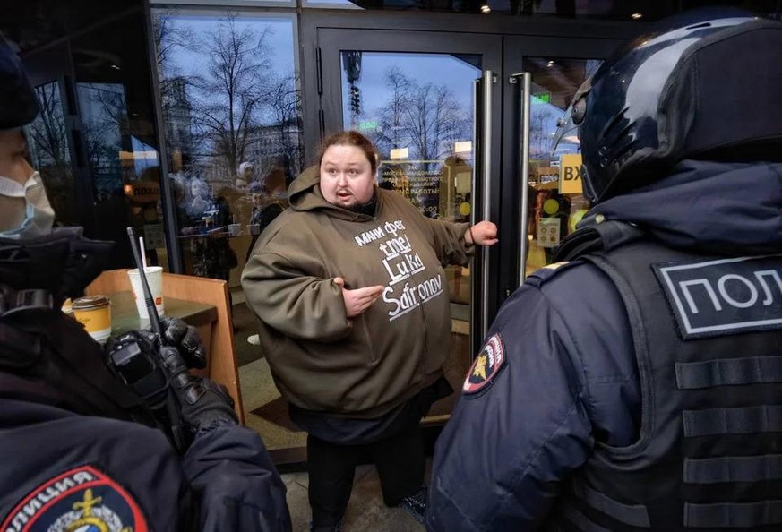 Luka Safronov-Zatravkin protestiert gegen die Schließung der Fast-Food-Kette McDonald's.