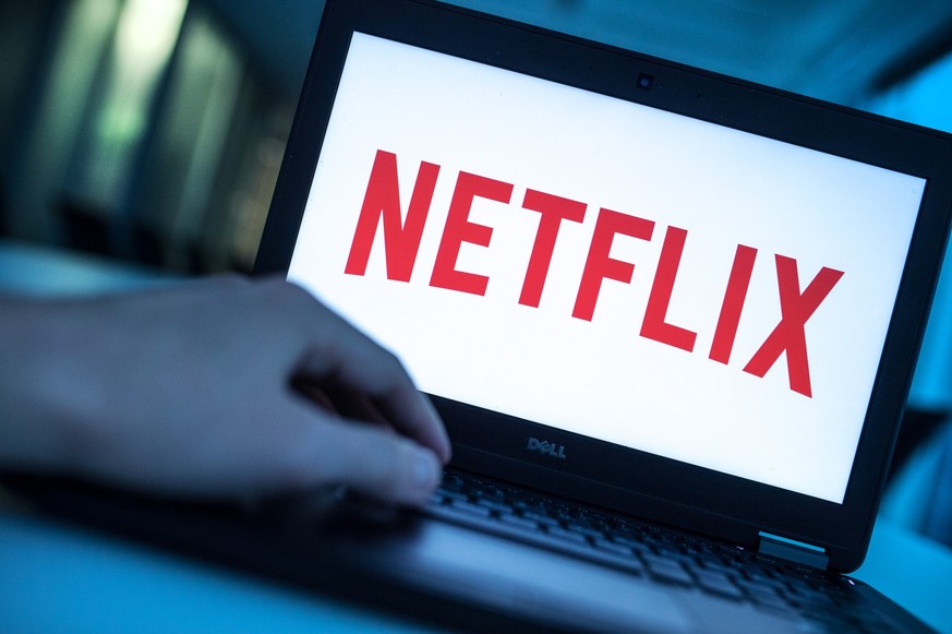 ARCHIV - 17.12.2016, Berlin: ILLUSTRATION - Das Logo des Video-Streamingdienstes Netflix ist auf dem Display eines Laptops zu sehen. Netflix hat seine Filme und Serien für die nächsten Monate vorgeste ...