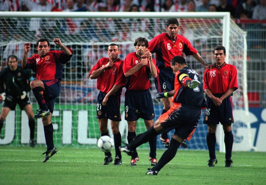 WM 1998: Chilavert versucht, gegen Spanien ein Freistoßtor zu erzielen