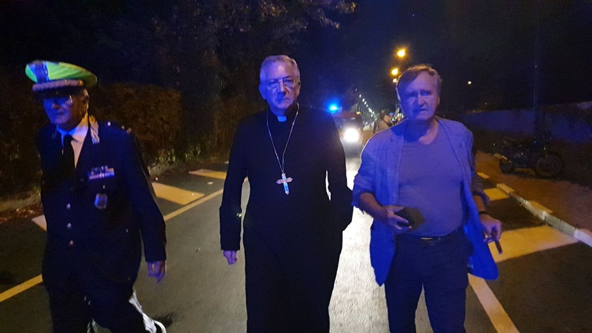 03.10.2023, Italien, Mestre: Luigi Brugnaro (r), B�rgermeister von Venedig, und ein Priester kommen nach einem Bunsungl�ck an der Unfallstelle an. In Venedig im Festlandstadtteil Mestre hat am Diensta ...