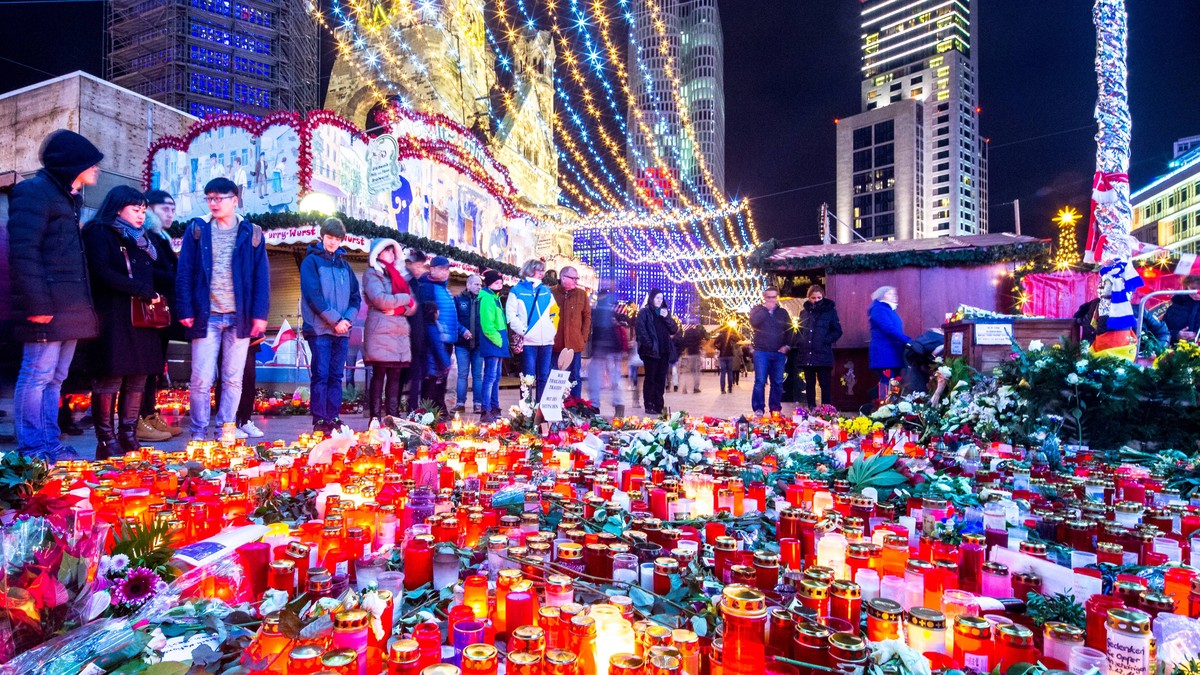 Berlin terror attack Gedenken an die Opfer des Anschlags auf den Berliner Weihnachtsmarkt am Breitscheidplatz in Nacht vom 19. zum 20. Dezember 2016, Terror, Attacke, Kerzen, Trauer, Andenken, Berlin  ...