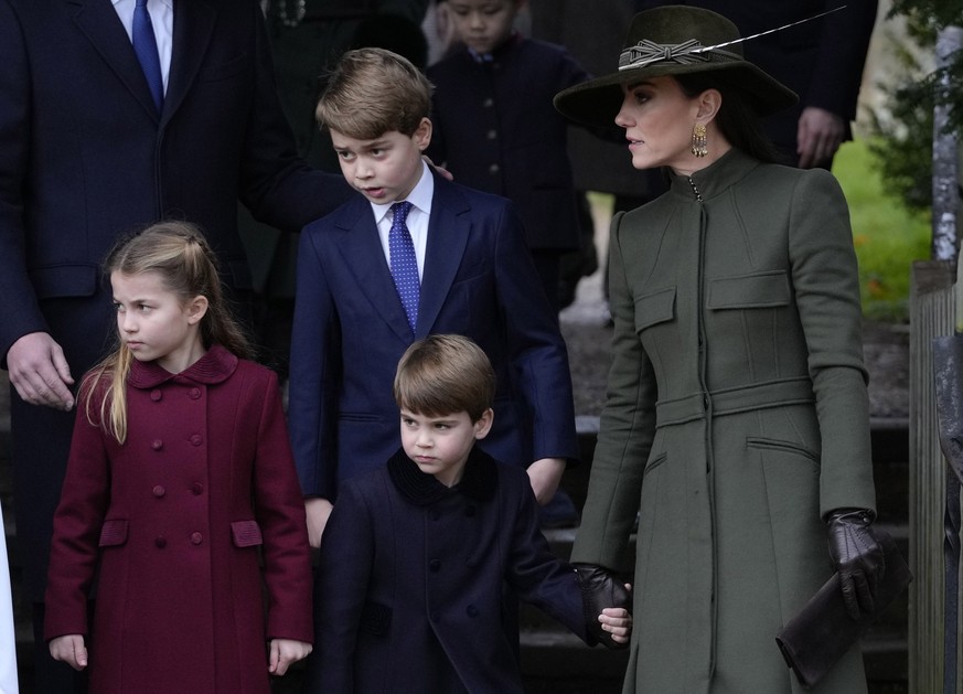 25.12.2022, Großbritannien, Sandringham: Prinzessin Charlotte (l-r) Prinz George, Prinz Louis und Kate, Prinzessin von Wales, verlassen nach dem Weihnachtsgottesdienst die Kirche St. Mary Magdalene in ...