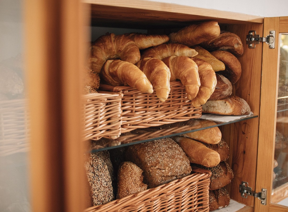 Die Gäste des Foodsharing-Cafés können sich nach Lust und Laune am Essen bedienen.