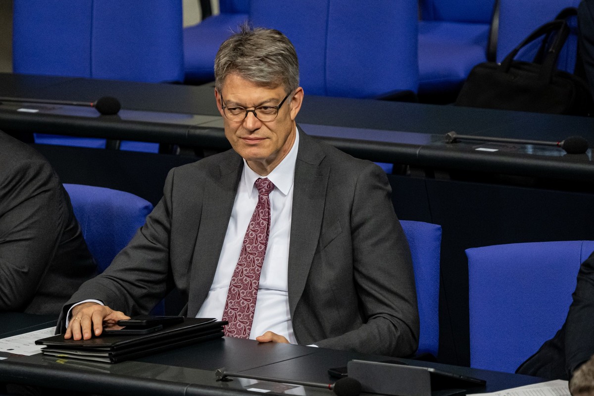 16.09.2025, Berlin: Patrick Schnieder (CDU), Bundesminister für Verkehr, nimmt an der 23. Plenarsitzung der 21. Legislaturperiode im Deutschen Bundestag teil. (zu dpa: «Preis-Streit ums Deutschlandtic ...
