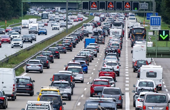 ARCHIV - 11.09.2022, Bayern, Sauerlach: Autos und Reisebusse stehen auf der Autobahn 8 in Richtung Norden im Stau. (zu dpa: