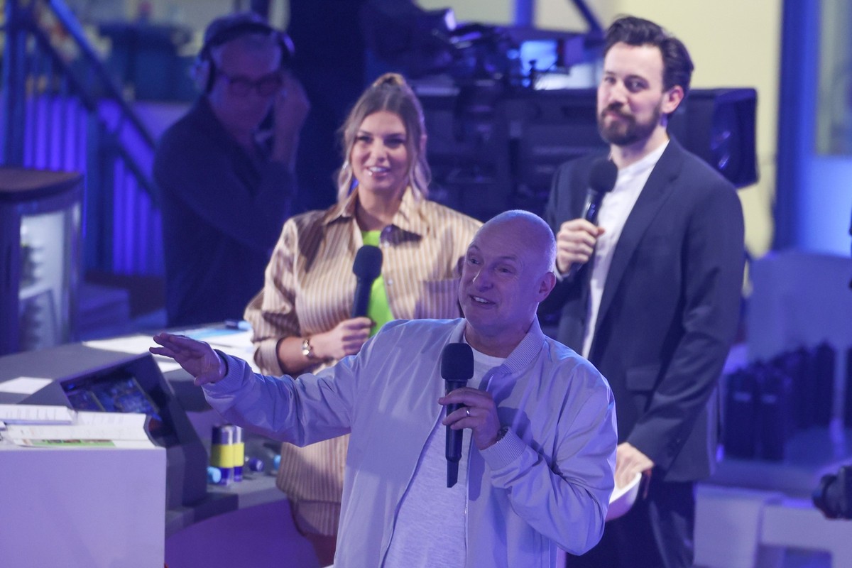 10.02.2023, Berlin: Die Moderatoren Laura Wontorra (l-r), Frank Buschmann und Jan K�ppen beim Live-Show &quot;RTL-Turmspringen&quot;. Die Sendung wird live bei RTL ausgestrahlt. Foto: J�rg Carstensen/ ...