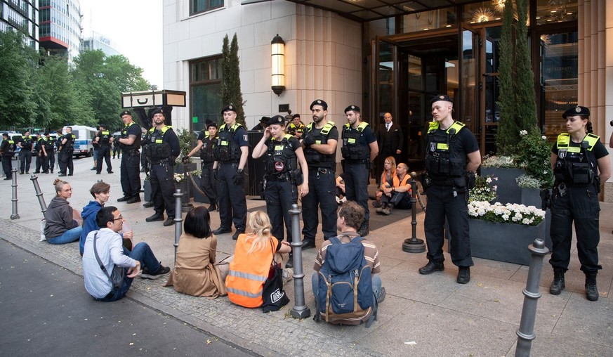 Die Letzte Generation blockiert den Eingang eines Luxushotels in Berlin.