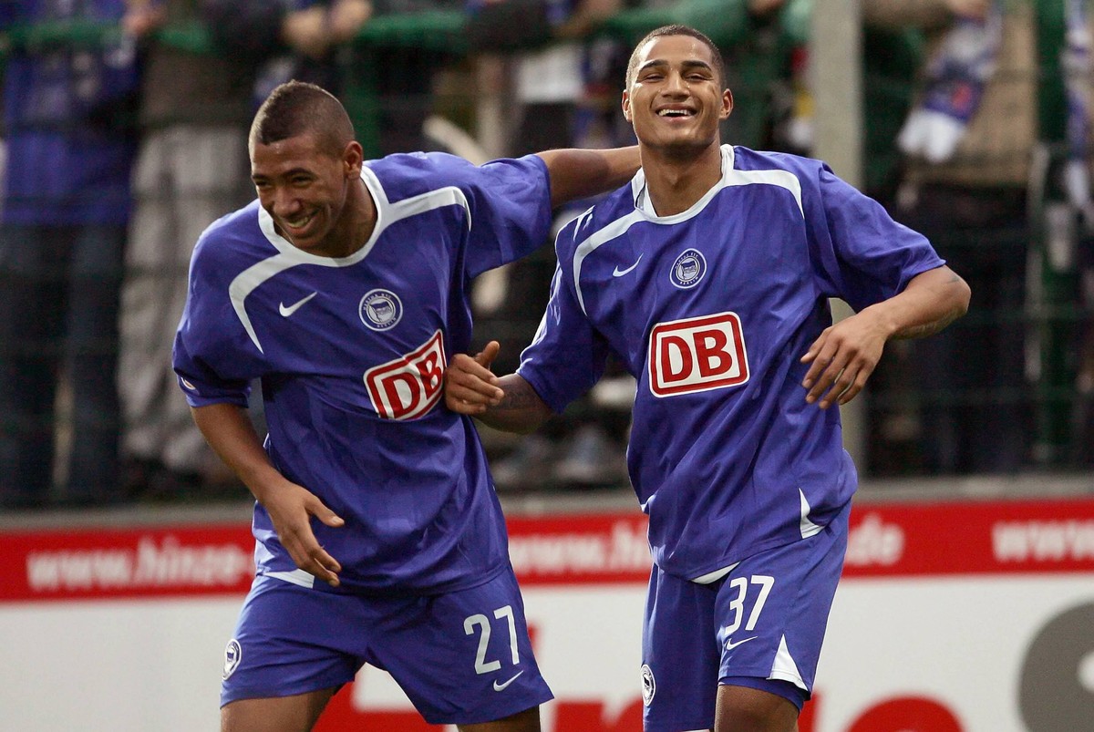 Sehen wir das nochmal? Jérôme Boateng (l.) und Kevin-Prince im Trikot von Hertha BSC.