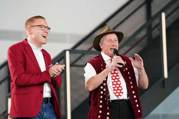 Jean-Louis Pawellek (l.) aus Langenhagen hat als Begleitperson Sch�fer Heinrich mitgebracht. Der singt erst einmal sein Sch�ferlied.

Die Verwendung des sendungsbezogenen Materials ist nur mit dem Hin ...