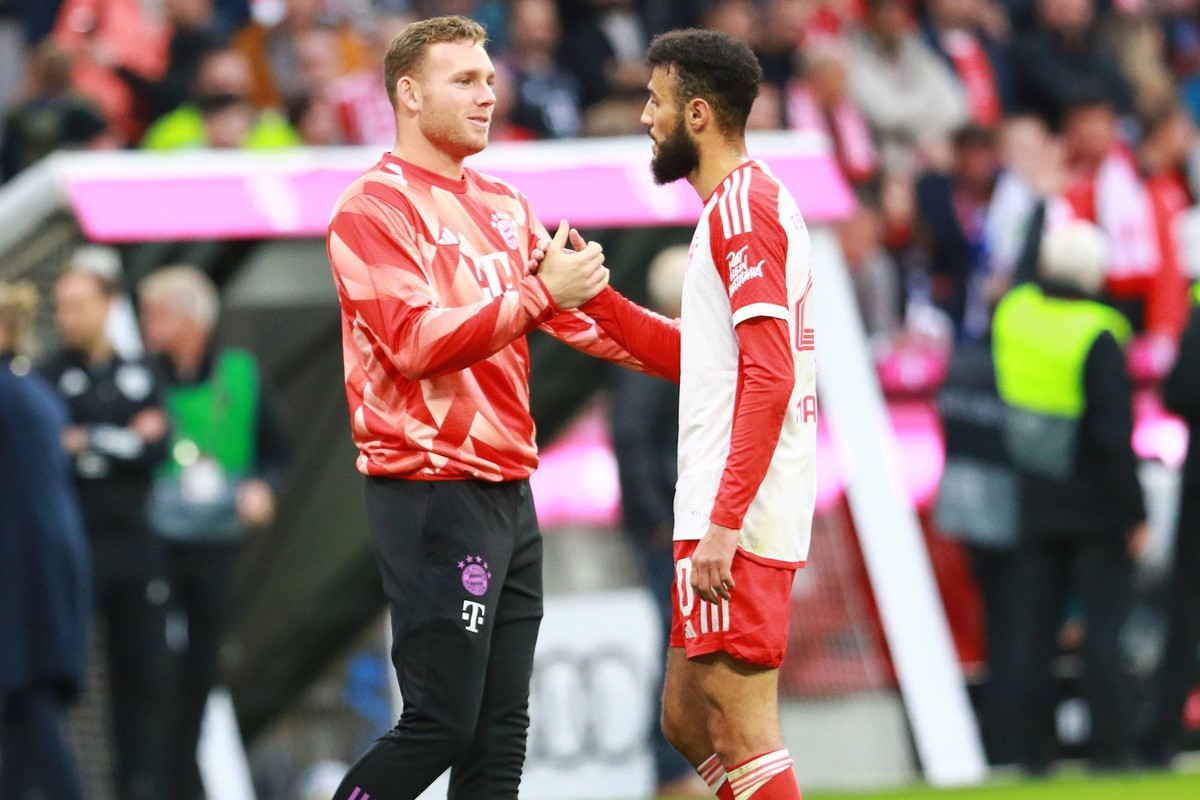 v.l. Daniel Peretz und 40 Noussair Mazraoui FCB Jubel, jubeln am Schluss, Schlussjubel, Fussball / 1. BL / FC Bayern Muenchen - SV Darmstadt 98 / 28.10.2023 / Allianz Arena / FOTO: Mladen Lackovic / L ...