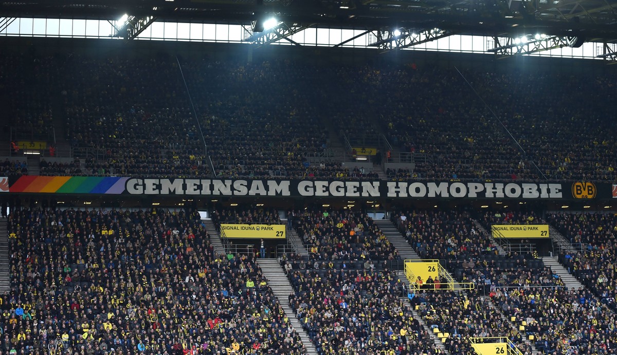 15.04.2017, Fussball GER, 1. Bundesliga Saison 2016 2017, 29. Spieltag, Borussia Dortmund - Eintracht Frankfurt 3-1, Aktion vom BVB Gemeinsam gegen Homophobie