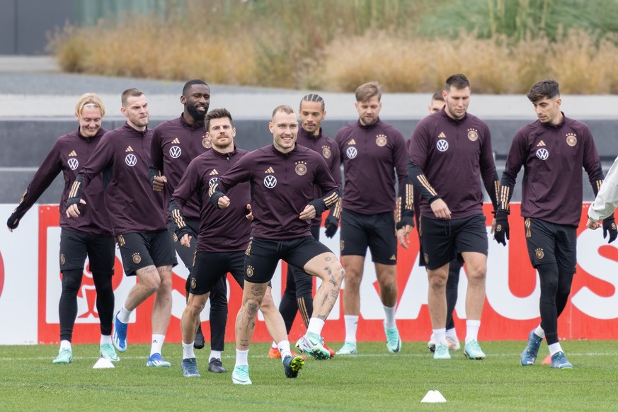 16.11.2023, Hessen, Frankfurt/Main: Fußball: Nationalmannschaft, vor den Länderspielen gegen die Türkei und Österreich, Training. David Raum und Jonas Hofmann führen gut gelaunt ihre Trainingsgruppe a ...