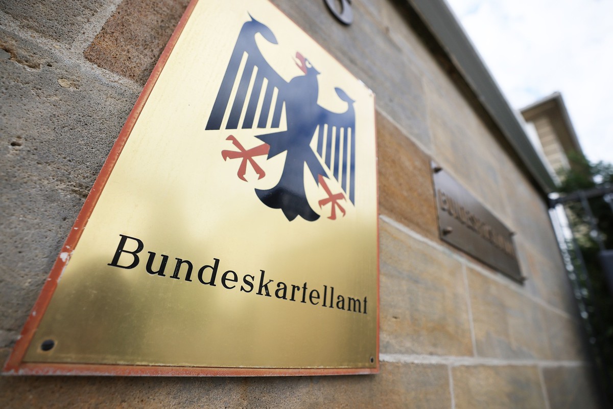 30.08.2022, Nordrhein-Westfalen, Bonn: Ein Schild mit Bundesadler h�ngt vor dem Bundeskartellamt in Bonn. Das Bundeskartellamt will die Entwicklung der Kraftstoffpreise in den kommenden Tagen und Woch ...