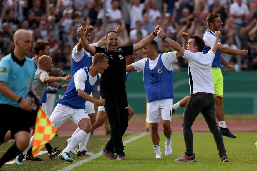 Jubel und Freude nach dem Schlusspfiff bei Trainer Holger Bachthaler (SSV Ulm 1846). Deutschland, Ulm, 18.08.2018, Fussball, DFB-Pokal, 1.Runde: SSV Ulm 1846 vs Eintracht Frankfurt, Donaustadion *** C ...