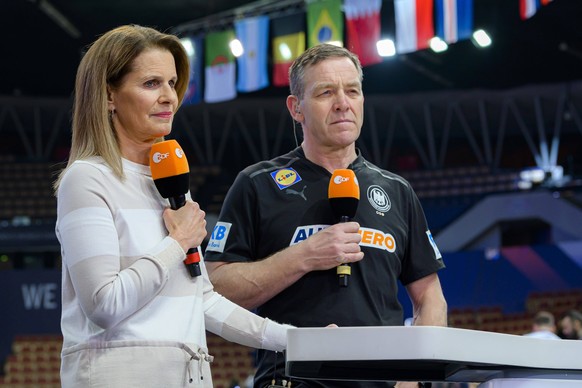 Katowice, 17. Januar 2023: Handball IHF WM, Vorrunde 3.Spieltag, Gruppe E, Algerien - Deutschland v.li. Katrin Müller-Hohenstein ZDF-Moderatorin, Trainer Alfred Gislason Deutschland Katowice Spodek Ar ...