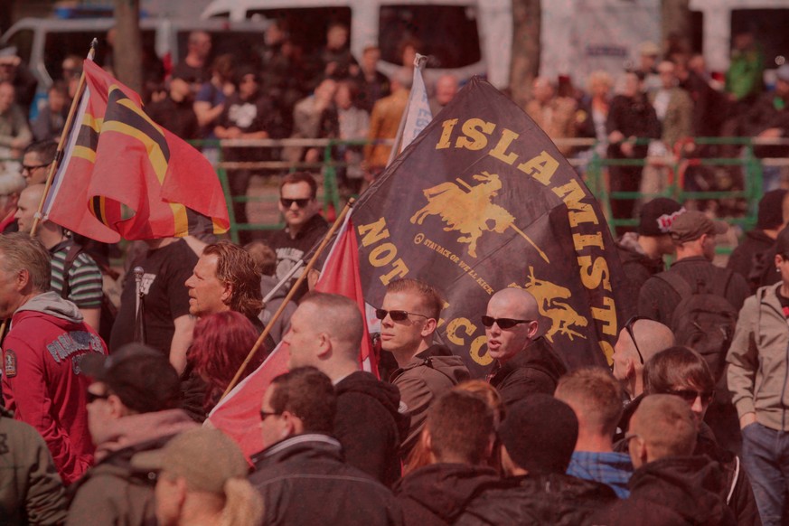Neonazi Aufmarsch mit Antifa Gegendemonstration in Erfurt, Thüringen, Deutschland: Transparent Islamisten nicht willkommen

Neo-Nazi Deployment with Antifa Counter-demonstration in Erfurt Thuringia Ge ...
