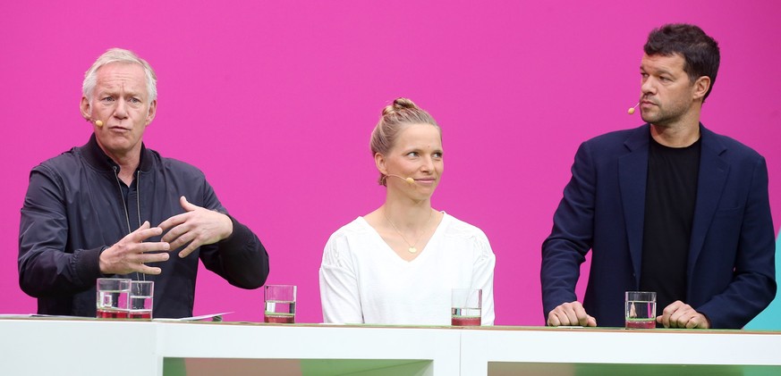 28.09.2022, Berlin: Johannes B. Kerner (l-r), WM-Moderator, Michael Ballack, WM-Experte, und Tabea Kemme, TV-Expertin, nehmen bei der Deutschen Telekom an dem Informationstag von MagentaTV zum Program ...