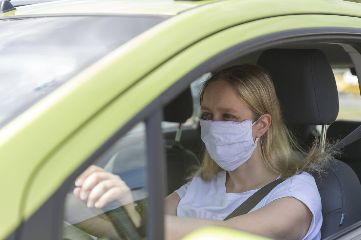 27.04.2020, xomx Presse, COVID-19 Maskenpflicht in Deutschland und Autofahnren Bild: Das tragen einer Maske / eines Mundnasen-Behelf-Schutz waehrend der Fahrt mit dem Auto kann unter Umstaenden teuer  ...
