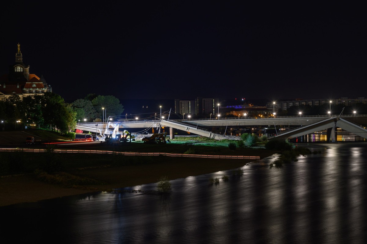 13.09.2024, Sachsen, Dresden: Blick am Morgen auf die in Teilen eingestürzte Carolabrücke über der Elbe. Im Zuge von Abrissarbeiten ist ein weiterer Abschnitt der Carolabrücke in Dresden eingebrochen. ...