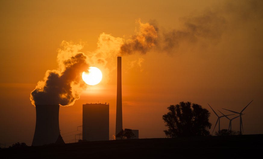 ARCHIV - 19.08.2020, Niedersachsen, Hohenhameln: Die Sonne geht hinter dem Kohlekraftwerk Mehrum im Landkreis Peine auf. Die Europ