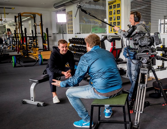 Pause und Mario Götze (l.) im Fitnessraum während eines Interviews für die Doku.