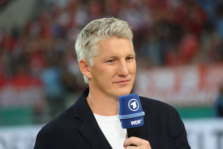 Kommentator Bastian Schweinsteiger, Viktoria Koeln vs. FC Bayern Muenchen, Fussball, 1. DFB-Pokal-Hauptrunde, 31.08.2022, DFL REGULATIONS PROHIBIT ANY USE OF PHOTOGRAPHS AS IMAGE SEQUENCES AND/OR QUAS ...