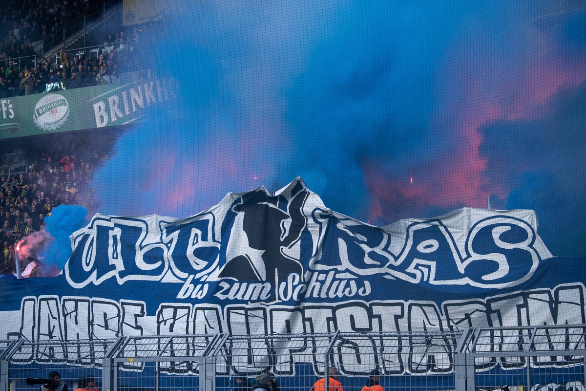 27.10.2018, xkvx, Fussball 1.Bundesliga, Borussia Dortmund - Hertha BSC Berlin emspor, v.l. Choreo / Choreografie / Pyro / Pyrotechnik / Feuer / Rauch / Qualm / Masken (DFL/DFB REGULATIONS PROHIBIT AN ...