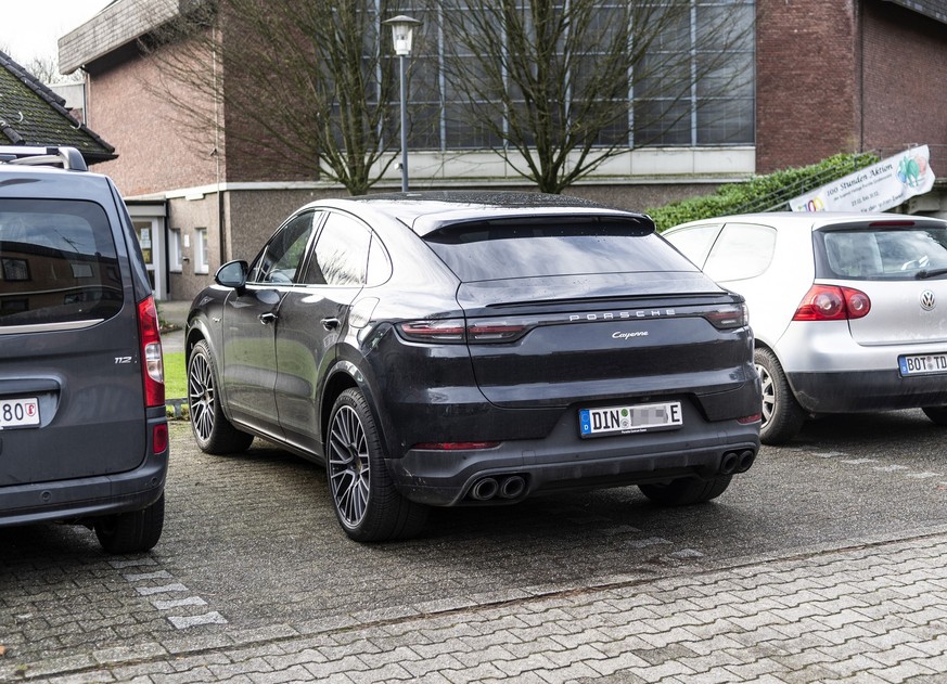 Parkrowdy in Bottrop *** NUR FUeR REDAKTIONELLE ZWECKE *** EDITORIAL USE ONLY ***&lt;p&gt;Die Fahrerin eines Porsche Cayenne hat sich voellig ruecksichtlos auf zwei Parkplaetze gestellt am Freitag, 31 ...