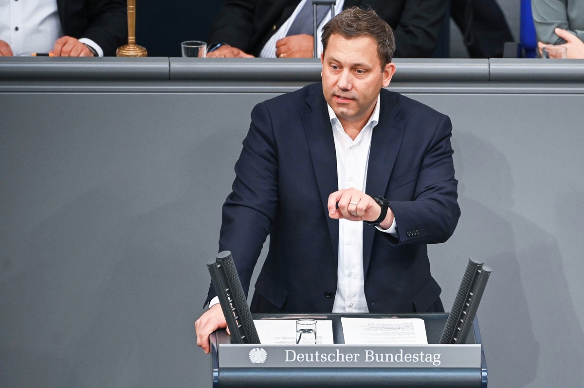 11.07.2025, Berlin: Lars Klingbeil (SPD), Bundesminister der Finanzen, Vizekanzler und SPD-Bundesvorsitzender, spricht im Bundestag bei der Fortsetzung der Haushaltsberatungen zu den Abgeordneten. Fot ...