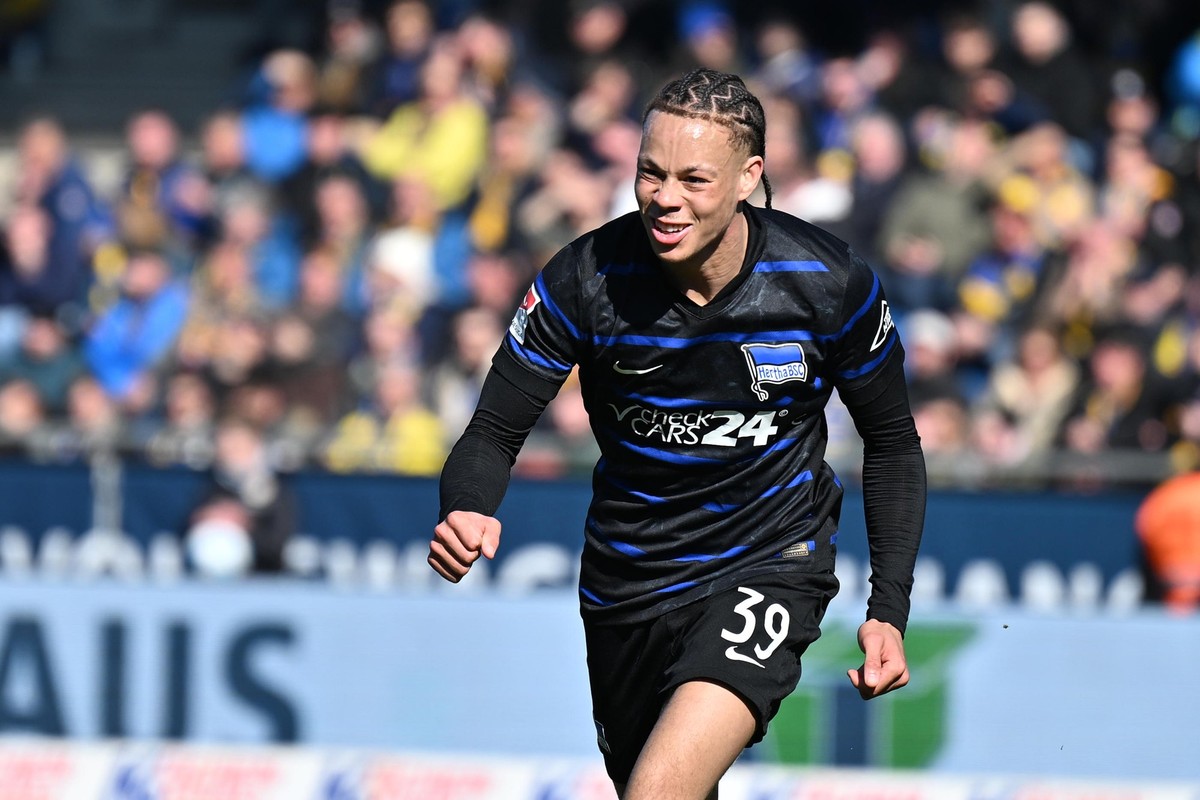 16.03.2025, Niedersachsen, Braunschweig: Fußball: 2. Bundesliga, Eintracht Braunschweig - Hertha BSC, 26. Spieltag, Eintracht-Stadion. Berlins Derry Scherhant feiert sein Tor zum 0:2. Foto: Swen Pfört ...
