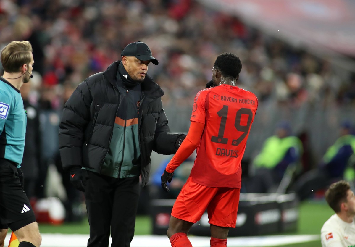 M�nchen, Deutschland, 22. November 2024: Fussball, Herren, Bundesliga, Saison 2024/2025, FC Bayern M�nchen - FC Augsburg, Allianz Arena Vincent Kompany, Trainer FC Bayern M�nchen li. mit Alphonso Davi ...