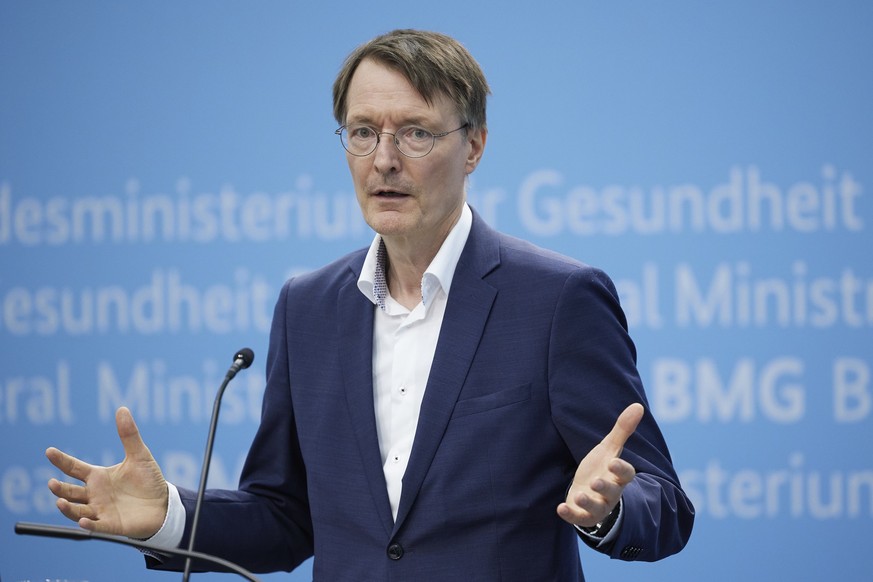 10.07.2023, Berlin: Karl Lauterbach (SPD), Bundesgesundheitsminister, gibt nach den Bund-L