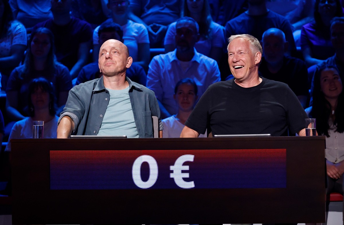 ARD WER WEISS DENN SOWAS? FOLGE 1180, &quot;Johannes B. Kerner und Marcel Reif&quot;, am Mittwoch (23.10.24) um 18:00 Uhr im ERSTEN.
Rateteam-Kapitän Bernhard Hoëcker (l.) mit Fernsehmoderator und Jou ...
