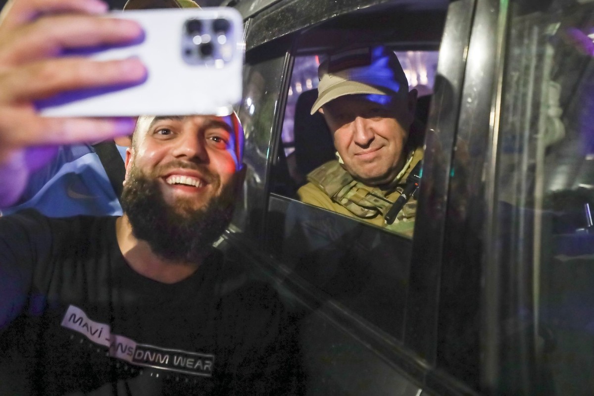 dpatopbilder - 24.06.2023, Russland, Rostow am Don: Jewgeni Prigoschin (r), Eigentümer des Militärunternehmens Wagner Group, sitzt in einem Militärfahrzeug und macht ein Selfie mit einem Zivilisten au ...