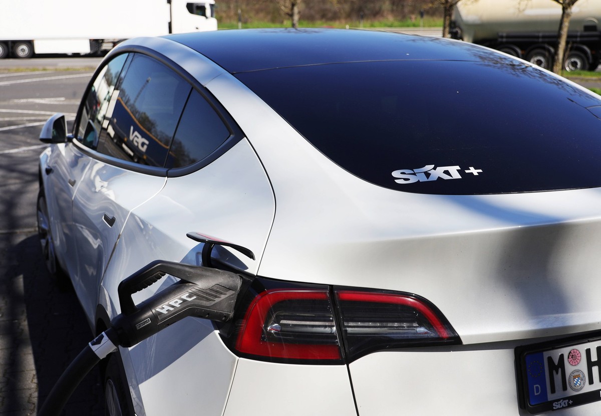 04.04.2023, Deutschland, NRW, Elektromobilit�t, E-Autos, SIXT TESLA, Mietfahrzeug beim Laden, Charger, Elektroauto, M�nchner Kennzeichen, Parkplatz Hessen Deutschland *** 04 04 2023, Germany, NRW, ele ...