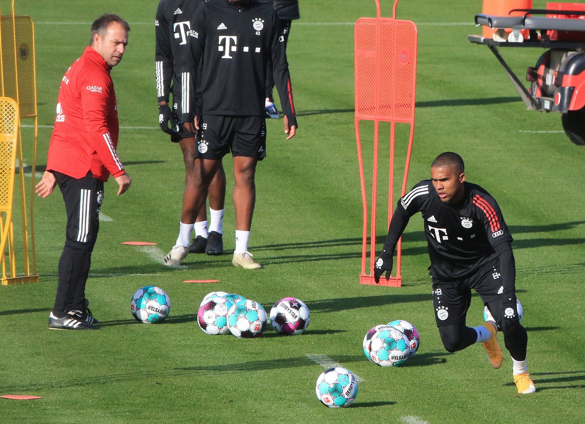 09.11.2020, FCB Training,Saebenerstrasse Muenchen, Fussball, im Bild: Hansi Flick FCB und Douglas Costa FCB *** 09 11 2020, FCB Training, Saebenerstrasse Munich, Soccer, Sports, in the picture Hansi F ...