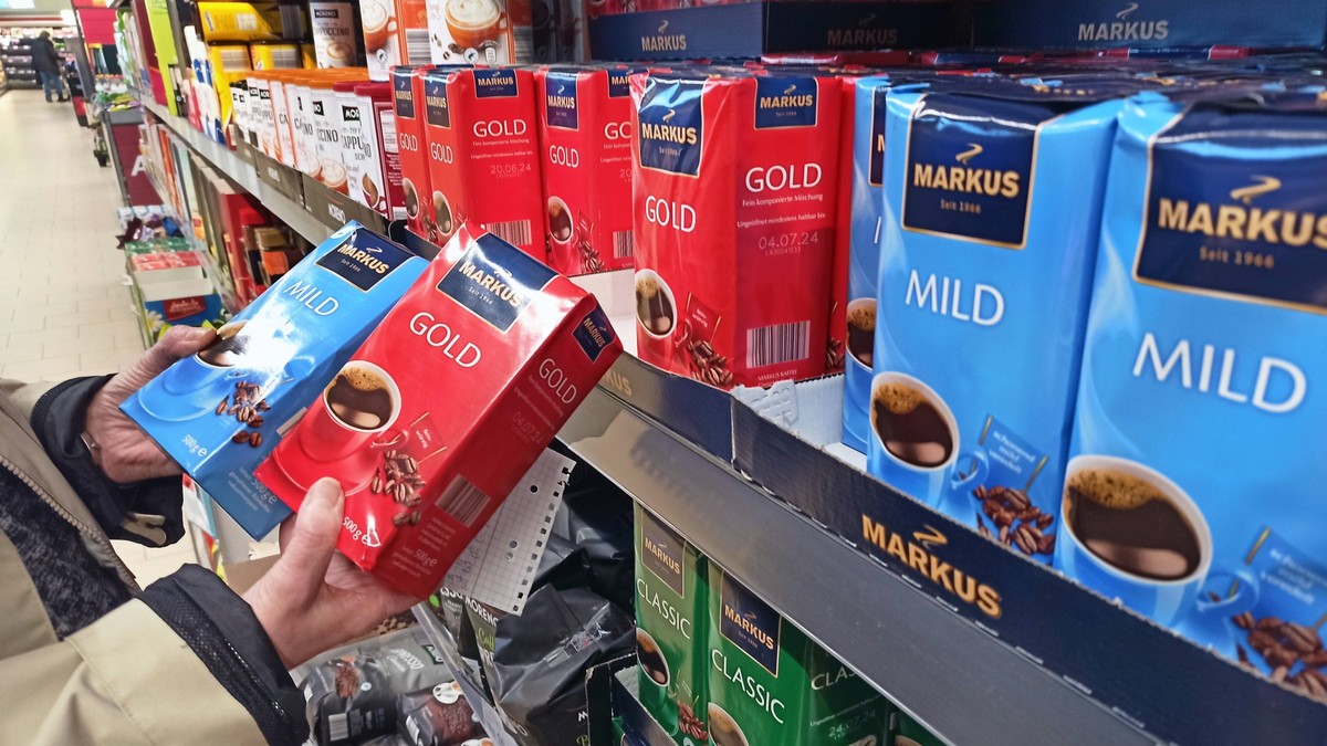Einkauf in einem Supermarkt oder Discounter zu Zeiten von Inflation. Cafe Kaffee, Eigenmarke, Eigenmarke Aldi, Aldi Eigenmarke, Markus, Einkauf in Zeiten von Corona und Krieg in der Ukraine und Inflat ...