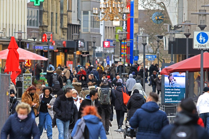 Eine Fußgängerzone in Essen. Trotz Inzidenz-Rekorden und der Gefahr einer Infizierung mit Omikron sind die Einkaufsstraßen gut gefüllt, Abstände werden oft nicht eingehalten.