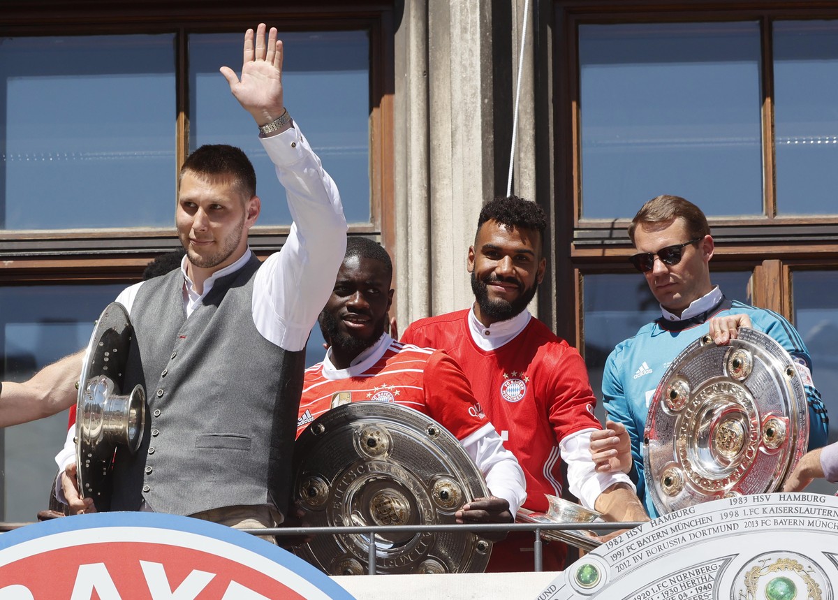 14.05.2022, FC Bayern Meisterfeier am Muenchener Rathaus , Sport, im Bild: Niklas Suele (FCB), Dayot Upamecano (FCB), Eric Maxim Choupo-Moting (FCB), Torwart Manuel Neuer (FCB) Copyright: Philippe Rui ...