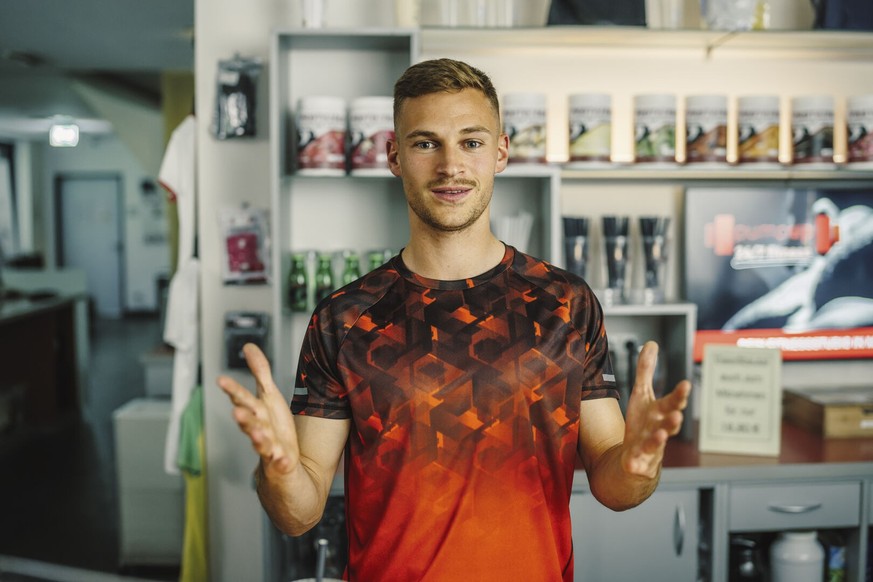 Fitnesstrainer Kenny (Joshua Kimmich) dreht einen Fitness-Clip für seine Follower.