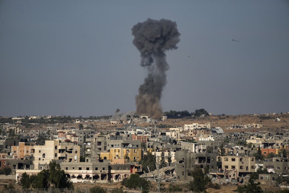 31.05.2024, Palästinensische Gebiete, Rafah: Rauch steigt auf von einem israelischen Luftangriff. Foto: Abdel Kareem Hana/AP/dpa +++ dpa-Bildfunk +++